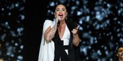 Suguhkan Penampilan Emosional di Atas Panggung Grammy Awards 2020, Demi Lovato Menangis & Bikin Penonton Terharu