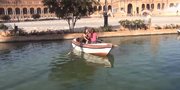 Tak Bisa Sejajarkan Perahu, Dua Perempuan Ini Berputar di Tempat