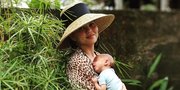 Terkejut Gempa Lombok, Chrissy Teigen Langsung Cari Tempat Aman Sambil Gendong Bayi