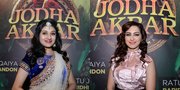 Transit di Bangkok, Paridhi & Lavina Groufie Unyu Bareng Pria Ini