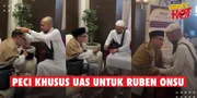 Ustaz Abdul Somad Beri Peci &#38; Tasbih Untuk Ruben Onsu Saat Umrah Di Tanah Suci