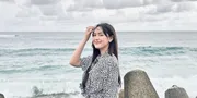 7 Potret Cantik Happy Asmara Liburan di Pantai, Pamer Foto dengan Outfit Simple Tapi Bikin Kepincut