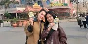7 Potret Liburan Ayu Ting Ting ke Universal Studio Beijing, Quality Time bersama Bilqis