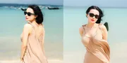 7 Potret Wika Salim Main-Main di Pantai, Cantik Kena Hembusan Angin