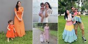 8 Potret Asmirandah yang Selalu Pakai Dress Cantik Saat Momong si Kecil Chloe, Bak Kakak Adik