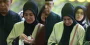 8 Potret Cici Faramida Menangis di Pemakaman Ibunya, Isak Tangisnya Tak Tertahankan