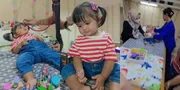 8 Potret Denny Caknan Antar Anak Imunisasi, Dek Cunda Disebut Mirip Bayi Gemas di Monster Inc