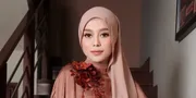8 Potret Lesti Kejora Rayakan Idul Adha, Pose Gemas Bareng Anak-Anak