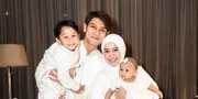 8 Potret Rizky Billar Didandanin Lesti, Kocak Pakai Bando - Leshia sampai Bengong Lihat sang Ayah