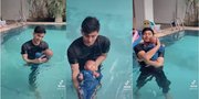 9 Potret Baby Moana Belajar Berenang dan Menyelam Bareng Teuku Ryan, Gemesin Banget & Pinter Nggak Nangis - Santai Saat Mengambang Malah Kayak Pelampung
