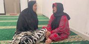 9 Potret Dewi Perssik Ngaji di Musala Bersama Ibu, Hafal Beberapa Surat Dalam Al Quran - Tenangkan Diri Usai Saling Sindir Dengan Nikita Mirzani