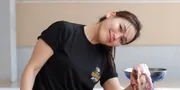 Ayu Ting Ting Ikut Potong Daging Kurban, Tetap Cantik Natural