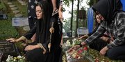 FOTO Jelang Lebaran, Keluarga Kembali Ziarah ke Makam Julia Perez