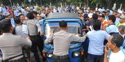 FOTO: Suasana Demo Taksi di Jakarta, Anarkis - Bawa Senjata Tajam