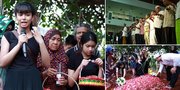 FOTO: Tangis & Haru di Proses Salat Jenazah & Pemakaman Yana Zein
