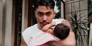 Hot Daddy Ganteng, Sederet Potret Krisjiana Suami Siti Badriah Gendong Baby Xarena - Ayah Idaman Banget!
