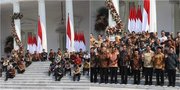 Jokowi - Ma'ruf Amin Umumkan Daftar Menteri dalam Kabinet Sambil Lesehan