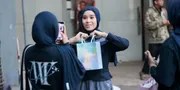 Momen Mila DA7 Terima Hadiah dari Fans, Ramah Banget