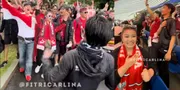 Potret Fitri Carlina Nonton Langsung Laga Timnas Indonesia Vs Jepang, Penuh Antusias Bareng Suporter Lainnya