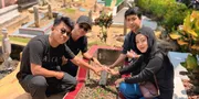 Potret Robi DA7 Ziarah ke Makam Ayah setelah 21 Tahun, Ungkap Rasa Haru