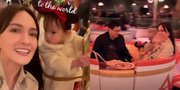 Sederet Foto Shandy Aulia Bareng David Herbowo dan Baby Claire Jalan-Jalan di Disneyland, Pancarkan Keluarga Harmonis!