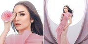 Tampil Cantik dengan Gaun Warna Pink & Makeup Bold di Photoshoot Terbaru, Momo Geisha Bikin Pangling!