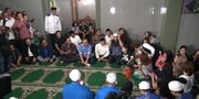 Ade Fitrie Sahur Bareng Korban Kebakaran di Kawasan Kota 