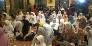 Band Wali Beri Santunan Untuk Anak Yatim 