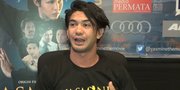 Reza Rahardian Bagi-Bagi Bunga Mawar Di Dalam Bioskop