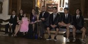 Lihat Romantisnya Foto Keluarga Ahmad Dhani & Mulan Jamella 