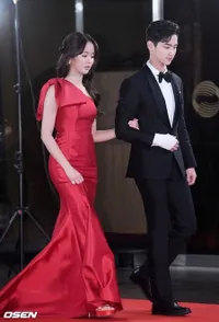 10 Aktris Korea yang Tampil Memesona dengan Gaun Merah di Red Carpet, Suzy - Yoona Girls Generation