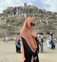 10 Artis Cantik Ini Posting Foto Berhijab Jelang Ramadan, Dian Sastrowardoyo - Ayu Ting Ting