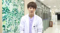 10 Dokter Ganteng Drama Korea Ini Siap Suntik & Infus Hatimu!
