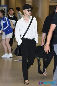 10 Fashion Airport Idola K-Pop Pria, Tampan dengan Tas Selempang