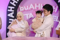 10 Foto Akikah Baby Azura Anak Kedua Aurel Hermansyah Bagai Acara Kawinan, Kurang Raul Lemos