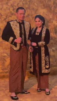 10 Foto Annisa Pohan dan Agus Yudhoyono Bak Pengantin Jawa dalam Pemotretan Keluarga Terbaru, Cantiknya Almira yang Makin Dewasa Jadi Sorotan