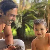 10 Foto Arik Rampal Anak Arjun Rampal yang Baru Ditunjukkan ke Publik, Ganteng dan Imut Banget!