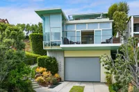 10 Foto Beach House Kristen Stewart yang Dijual Rp 140 Miliar, Interior Eclectic dan Serba Biru