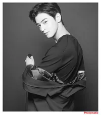 10 Foto Black & White Bintang Korea di Studio Klasik: Sulli - Cha Eun Woo