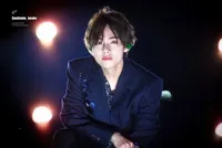 10 Foto Bukti Kegantengan V BTS, Terlalu Tampan Rasanya Tak Nyata