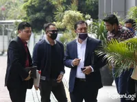 10 Foto Detik-Detik Vicky Prasetyo Digiring ke Dalam Mobil Tahanan, Tertunduk Diam Tanpa Kata