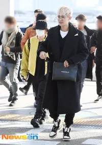 10 Foto EXO Sudah Berangkat ke Jakarta, Wajah Ditutup Masker dan Topi