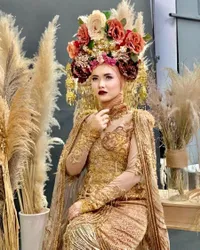 10 Foto Fikoh dengan Berbagai Headpiece, dari Rangkaian Bunga Sampai Rantai Warna-Warni
