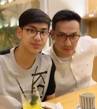 10 Foto Gunawan dan Anak Sulungnya, Sama-Sama Ganteng Seperti Kakak Adik