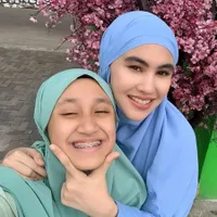 10 Foto Ipeh Anak Sambung Kartika Putri, Bagai Adik dan Kakak Bersama Sang Bunda
