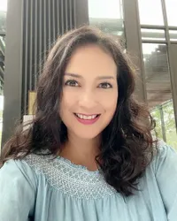 10 Foto Ira Wibowo di Usia 53 Tahun, Kecantikan Alaminya Masih Nyata Banget - Hot Mom Saat Pakai Swimsuit