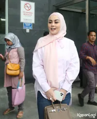 10 Foto Jennifer Dunn di Pengadilan Saat Jadi Saksi Kasus Korupsi, Cantik Pakai Merah Muda