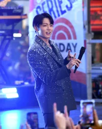 10 Foto Jungkook BTS Beri Kejutan Tampil di Times Square New York, Senyumnya Indah Banget