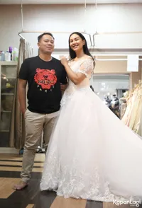 10 Foto Kalina Ocktaranny Fitting Gaun Pengantin, Cantik Bernuansa Putih - Ditemani Vicky Prasetyo