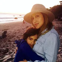 10 Foto Kebersamaan Tia Azhari dan Latih, Putra Gantengnya yang Bule